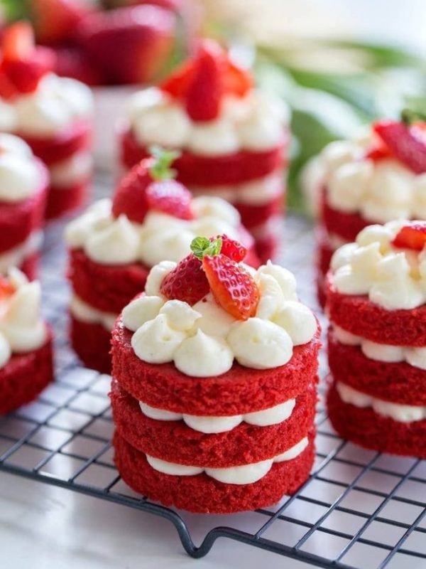 17 Super Cute Mini Cakes You’ll Want To Make This Valentine’s Day